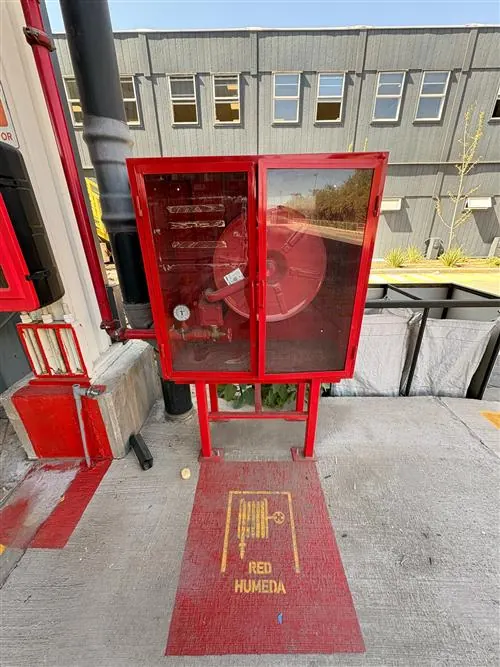 Gabinete de red húmeda contra incendios con demarcación roja de piso